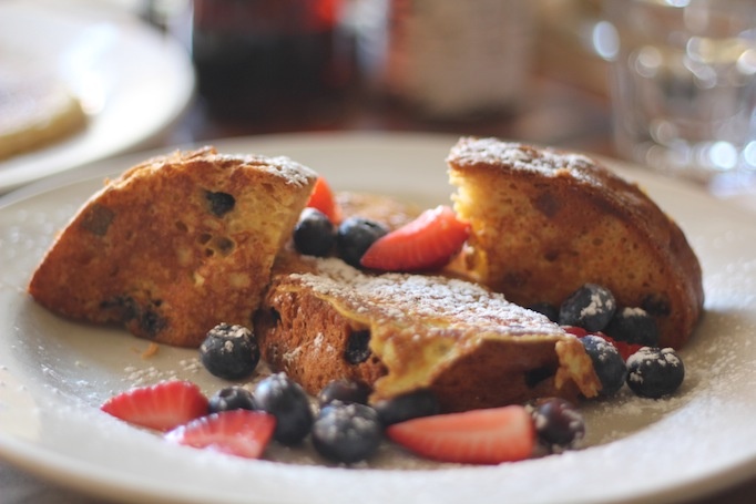 brunchen mit heidelbeeren und erdbeeren